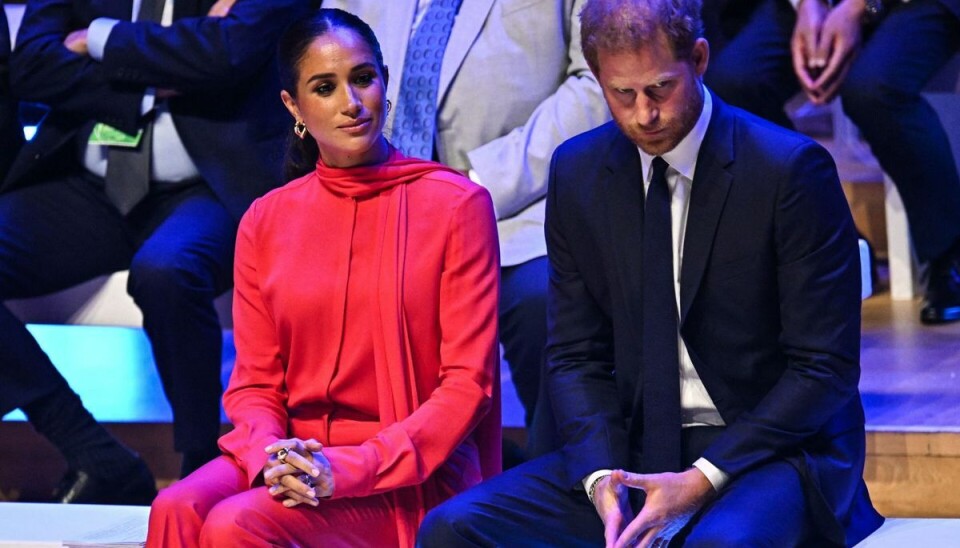 Meghan og Harry holder Charles på pinebænken. Meghan og Harry holder Charles på pinebænken.