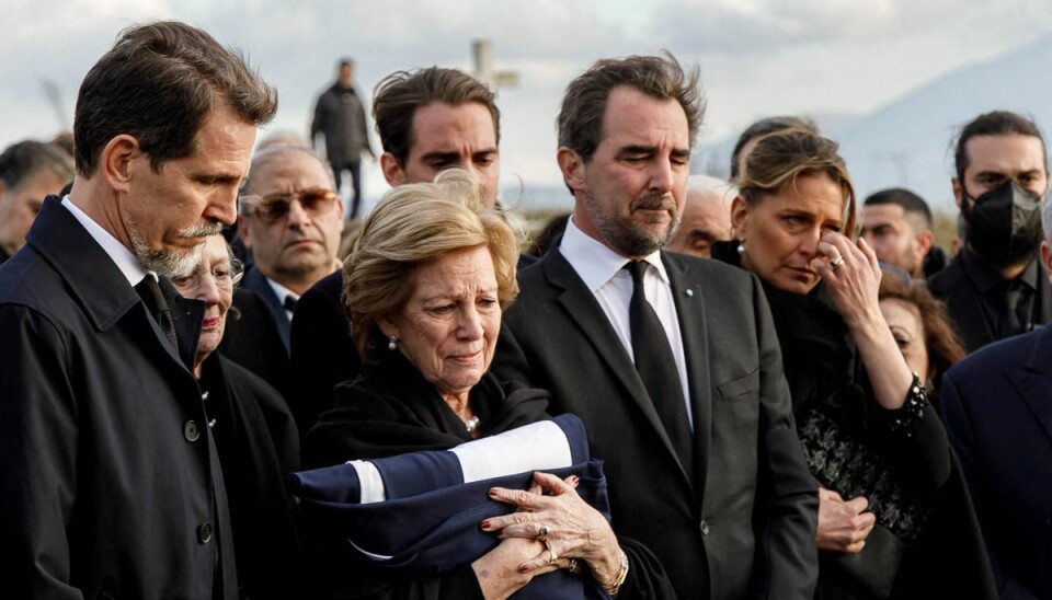 Dronning Anne-Marie ses her ved sin mands begravelse den 16. januar. ved hendes side er det til venstre kronprins Pavlos og til højre prins Nikolaos. Dronning Anne-Marie ses her ved sin mands begravelse den 16. januar. ved hendes side er det til venstre kronprins Pavlos og til højre prins Nikolaos.