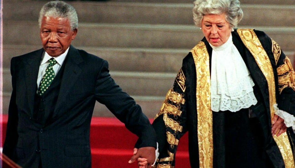 Sydafrikas daværende præsident, Nelson Mandela, får en støttende hånd af Betty Boothroyd under et besøg i Westminster Palace.