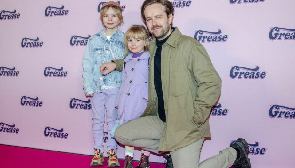 Neel Rønholts mand, skuespilleren Jens Sætter-Lassen varetog deres døtre Ellen og Franka, der oplevede deres mor på scenen blandt publikum.