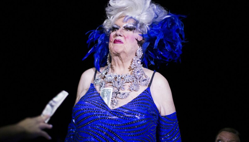 Walter C. Cole der her optræder som drag queen'en Darcelle XV, er død, 92 år gammel.
