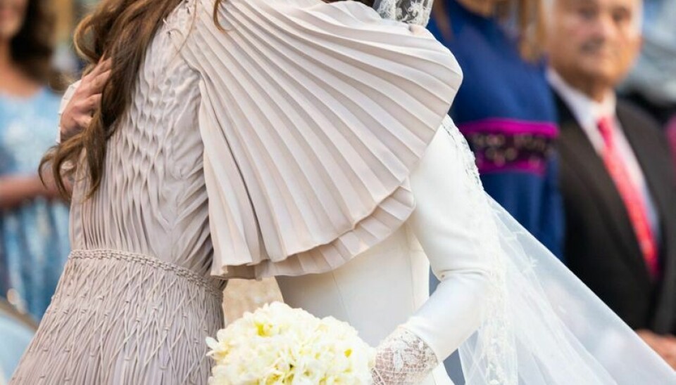 Dronning Rania siger tillykke til sin nygifte datter.