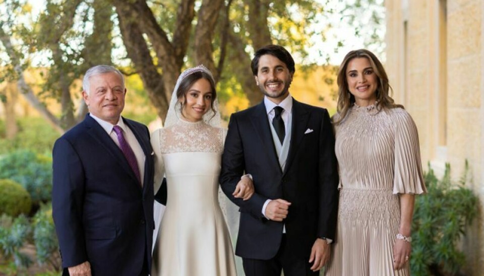 Brudeparret ses her flankeret af Jordans kong Abdullah og dronning Rania