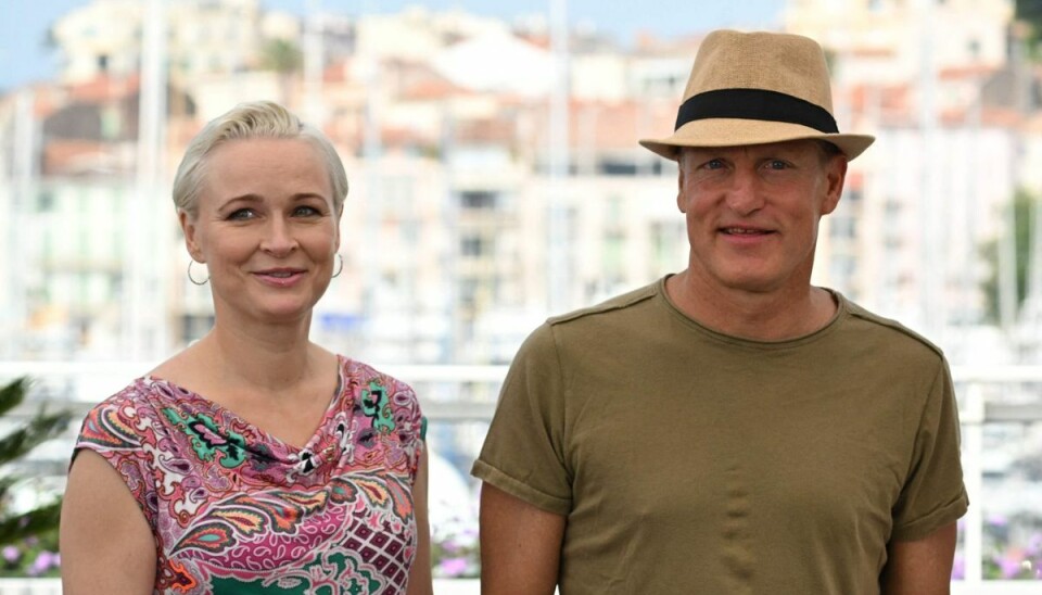 Vicki Berlin, der her ses sammen med Woody Harrelson, kalder selv 'Triangle of Sadness' for en dark horse. Vicki Berlin, der her ses sammen med Woody Harrelson, kalder selv 'Triangle of Sadness' for en dark horse.