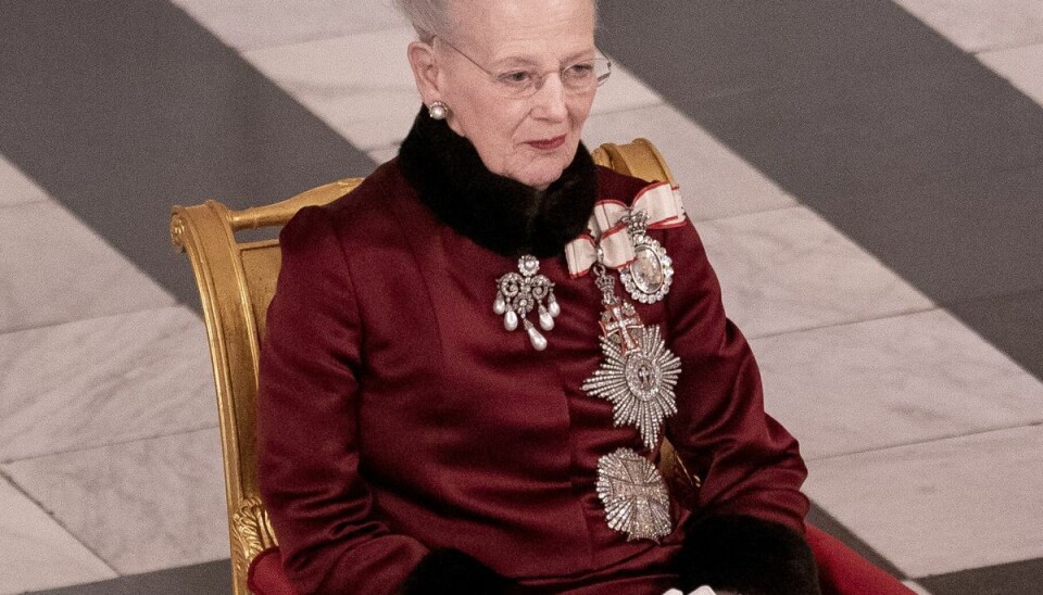Det var bedre, at 'den gamle kone' fratog prins Joachims børn titlerne som prinser og prinsesse, forklarer dronningen. Det var bedre, at 'den gamle kone' fratog prins Joachims børn titlerne som prinser og prinsesse, forklarer dronningen.