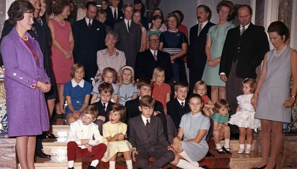 Prinsesse Marie-Gabrielle står i femte række iført en blå kjole med tværstriber i livet. Prinsesse Marie-Gabrielle står i femte række iført en blå kjole med tværstriber i livet.