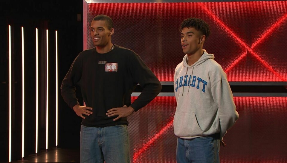 Samuel Sigalaz til højre har fundet en romance i årets udgave af X Factor. Det er broren David til venstre.