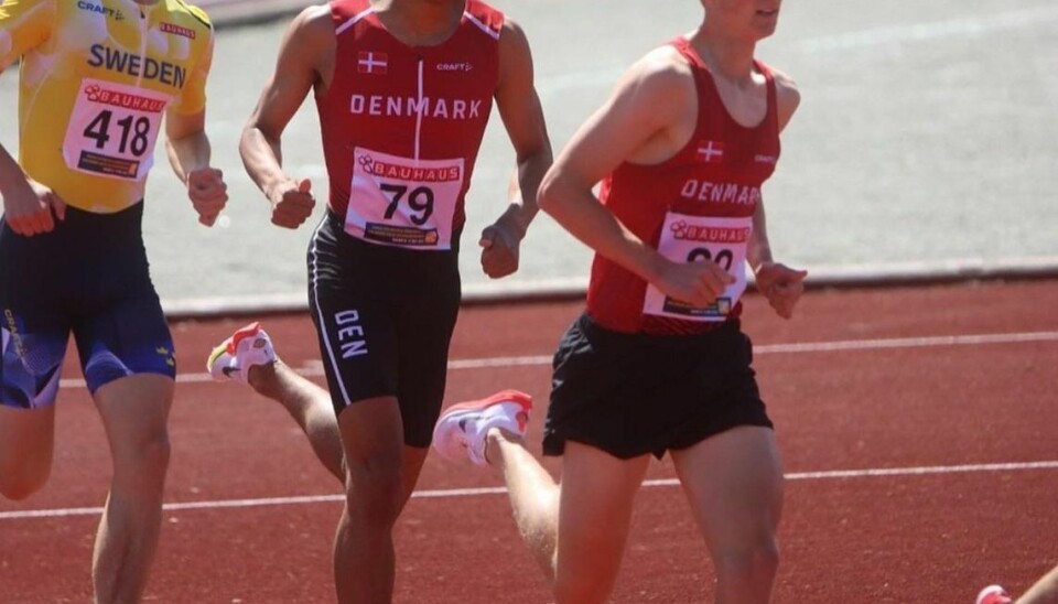 Samuel løber solen sort på atletikbanen i Holstebro.