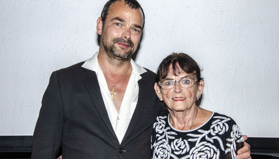 Michel Belli tog sig godt af sin June Belli. De mistede deres elskede far og mand, sangeren Peter Belli i juni. June Belli står sammen med sønnen Michel Belli.