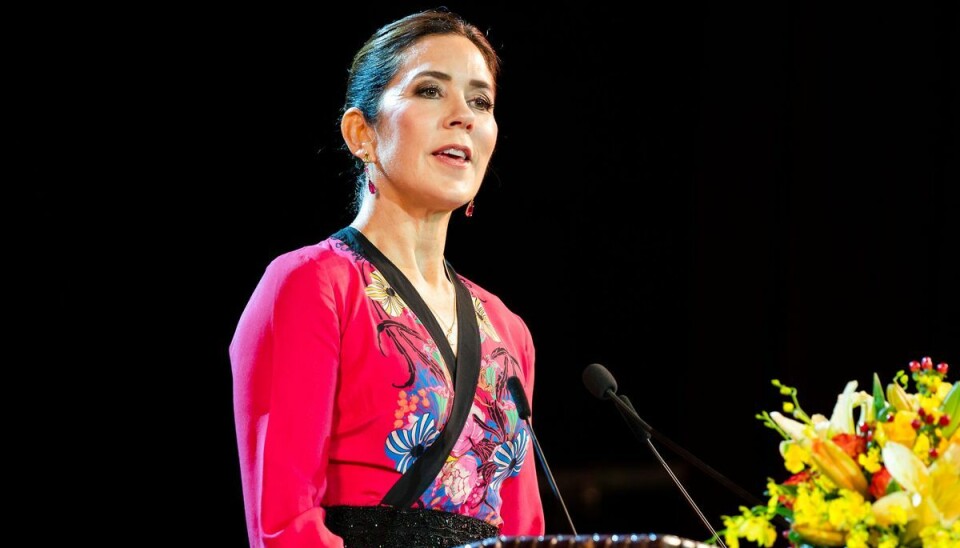 Kronprinsesse Mary på talerstolen i Hanoi Opera House tirsdag aften.