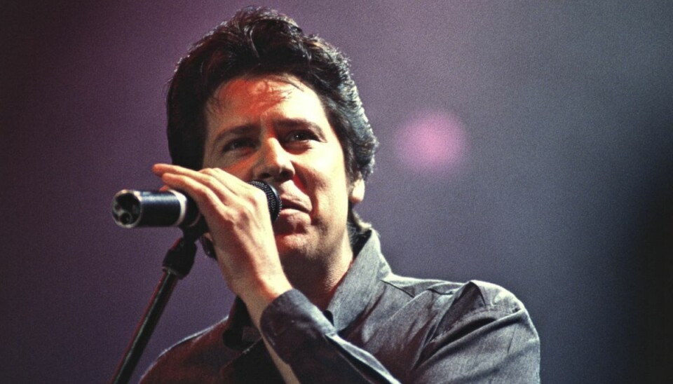 Shakin' Stevens blev i 2011 ramt af et hjertestop, mens han sov. Heldigvis fik hans kæreste ringet efter en ambulance. Her ses han under en koncert i Tyskland i 1993. (Arkivfoto).