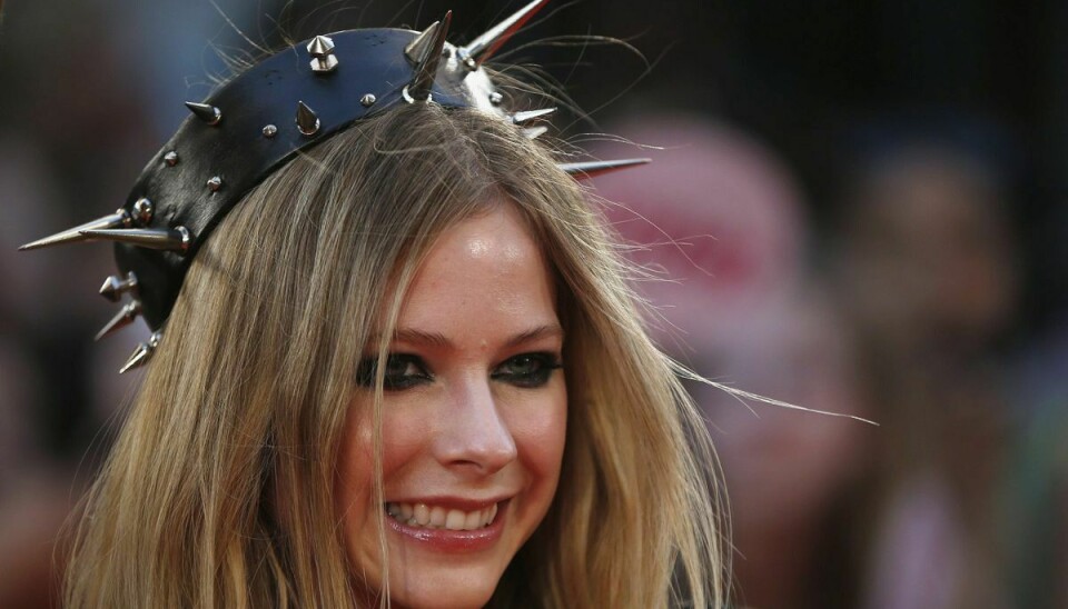 Avril Lavigne viser sin nye kæreste frem.