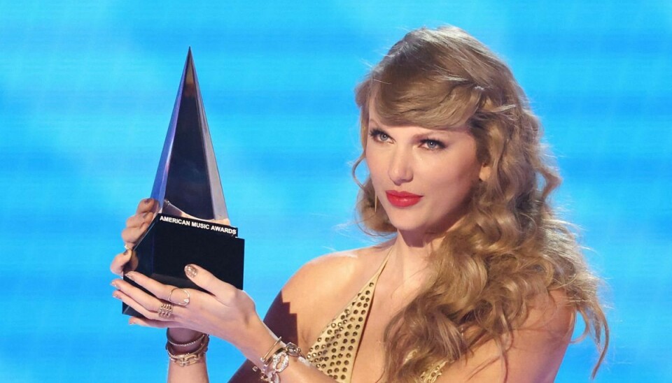 Det var en stolt Taylor Swift, der søndag tog imod fansenes hæder. De havde kåret hende til årets kunstner ved American Music Awards.