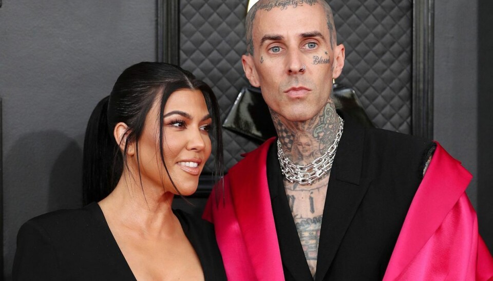 Kourtney Kardashian og Travis Barker ses her på den røde løber ved Grammy Awards uddelingen i Las Vegas i april - og således blot timer inden de, hun i en ordenlig brandert, blev gift af en Elvis-imitation i spillebyen.