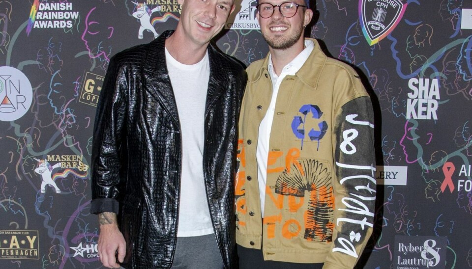 Anders og Sebastian valgte skilsmissen og trak vielsesringene af hinanden. Aftenen før uddelte de medieprisen ved Danish Rainbow Awards i Cirkusbygningen. Anders og Sebastian valgte skilsmissen og trak vielsesringene af hinanden. Aftenen før uddelte de medieprisen ved Danish Rainbow Awards i Cirkusbygningen.