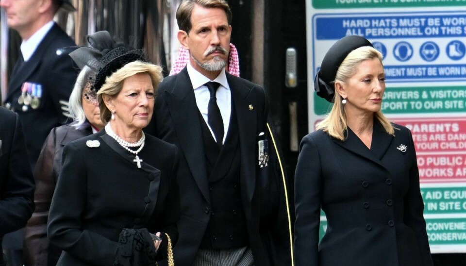 Dronning Anne-Marie ankommer sammen med kronprins Pavlos og kronprinsesse Marie-Chantal.