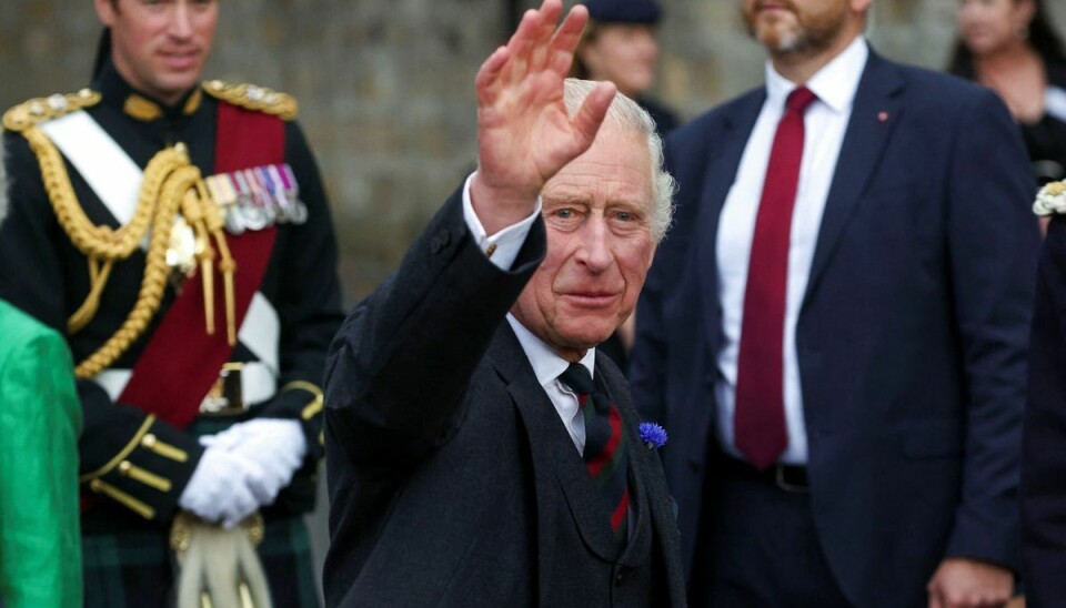 En anonym kilde fra den britiske regering siger til mediet Bloomberg, at det ventes, at kong Charles bliver kronet i juni næste år.