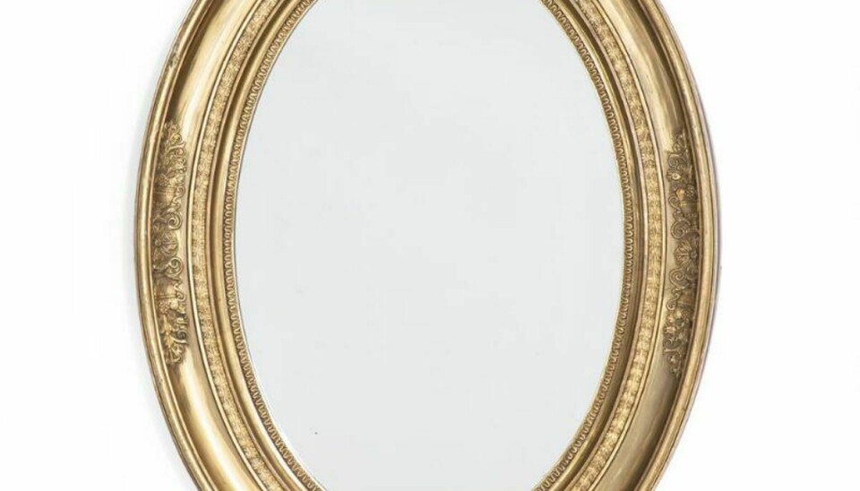Dette smukke, ovale spejl kan spores helt tilbage til Kong Christian IX og Dronning Louise af Danmark og har hængt i Det Gule Palæ. Det er vurderet til 4.000-6.000 kroner.