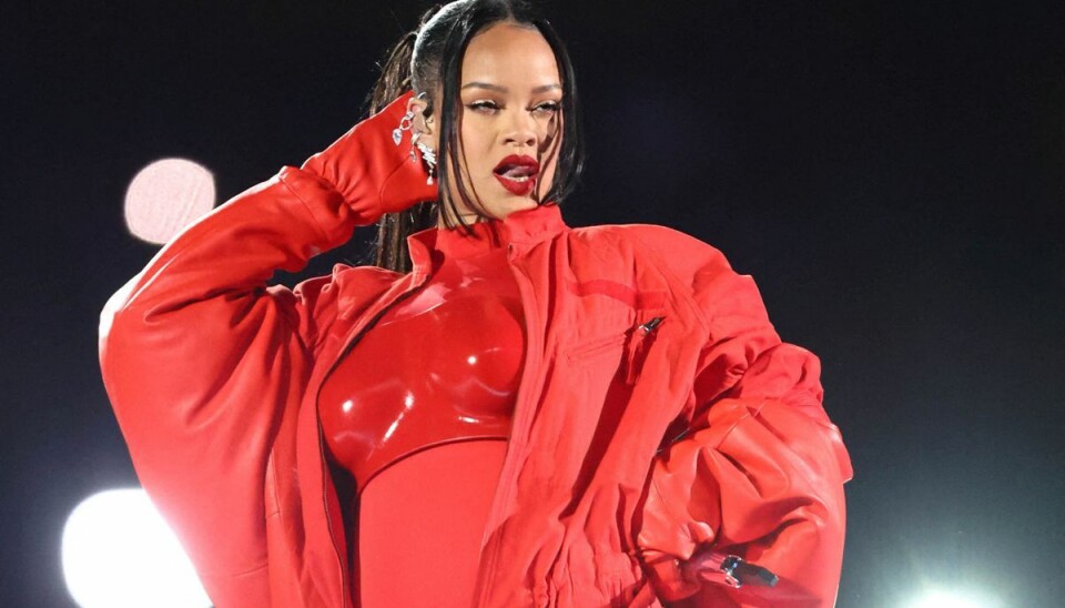 Rihanna på scenen ved nattens Super Bowl på State Farm Stadium, Glendale, Arizona i USA.