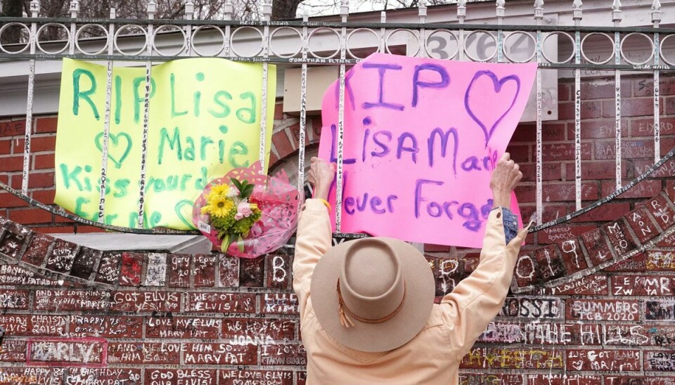 Fans hyldede og lagde blomster ved Graceland fredag, efter at det stod klart, at Lisa Marie Presley var død. Hun skal begraves i Graceland.
