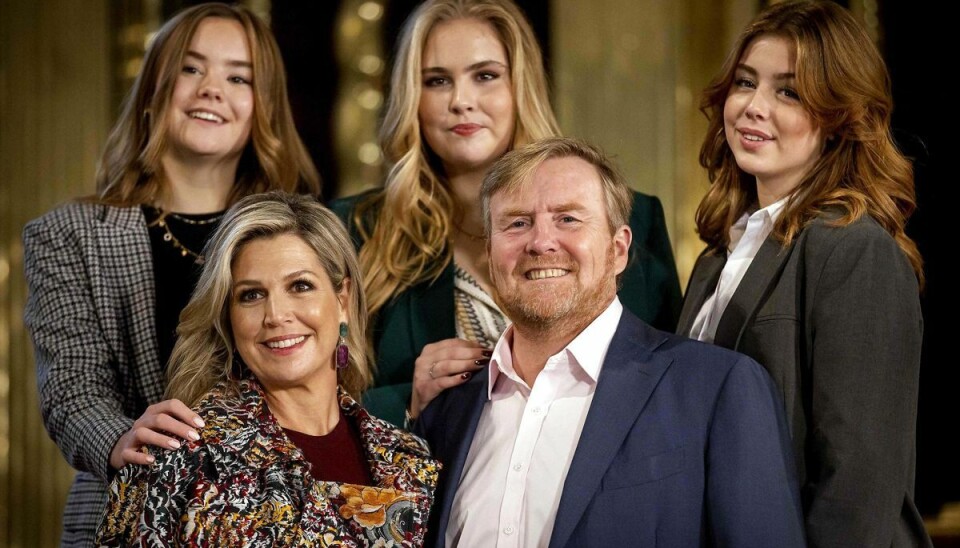 Den hollandske kongefamilie. Kong Willem Alexander og dronning Maxiama forrest og bag dem, fra venstre, 15-årige prinsesse Arane, kronprinsesse Catharina-Amalia og 17-årige prinsesse Alexia. Den hollandske kongefamilie. Kong Willem Alexander og dronning Maxiama forrest og bag dem, fra venstre, 15-årige prinsesse Arane, kronprinsesse Catharina-Amalia og 17-årige prinsesse Alexia.