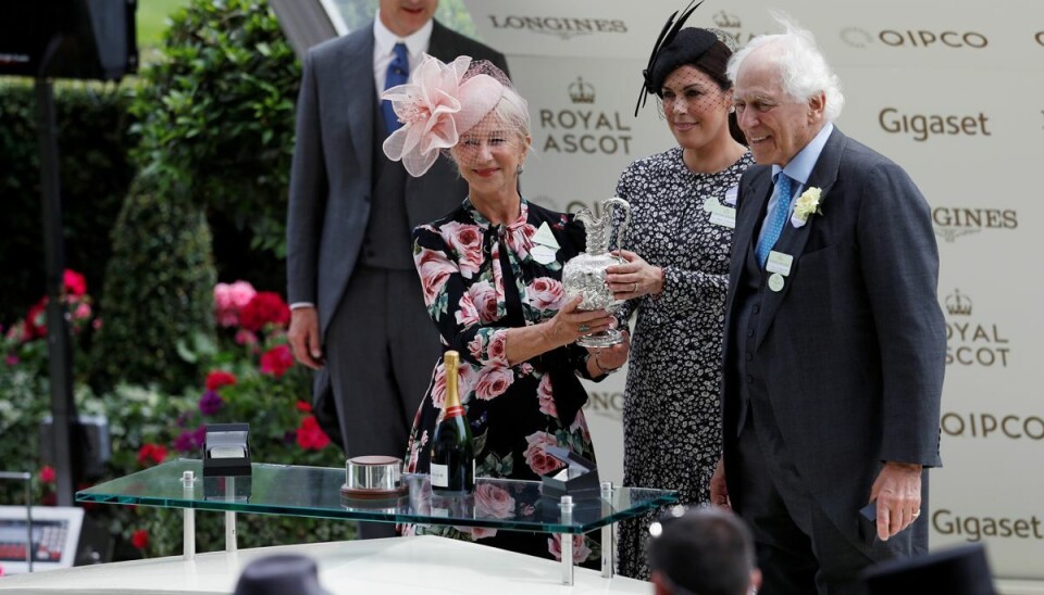Sir Evelyn De Rothschild ses her sammen med den verdensberømte skuespillerinde Helen Mirren. Sir Evelyn De Rothschild ses her sammen med den verdensberømte skuespillerinde Helen Mirren.