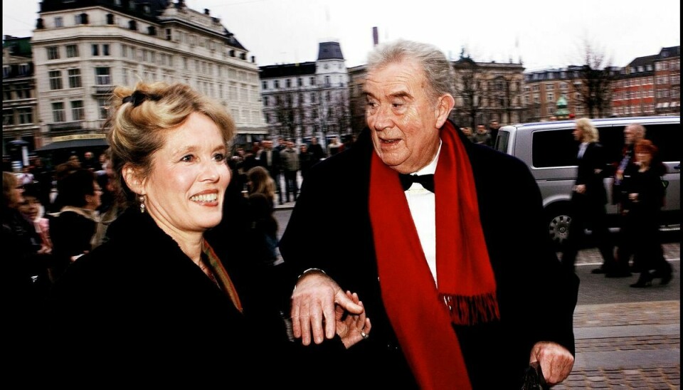 Den 8. november fylder Jørgen Reenberg 95 år. Her foran Det Kongelige Teater i 2006 med skuespiller Marianne Høgsbro, som han lever sammen med.