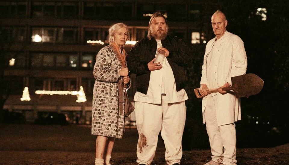 Mens Bodil Jørgensen og Nicolas Bro (i midten, red.) er nye i 'Riget'-regi, har Søren Pilmark været med siden seriens første afsnit tilbage i 1994. Her forenes de tre i en scene i 'Riget Exodus'. (PR-foto).