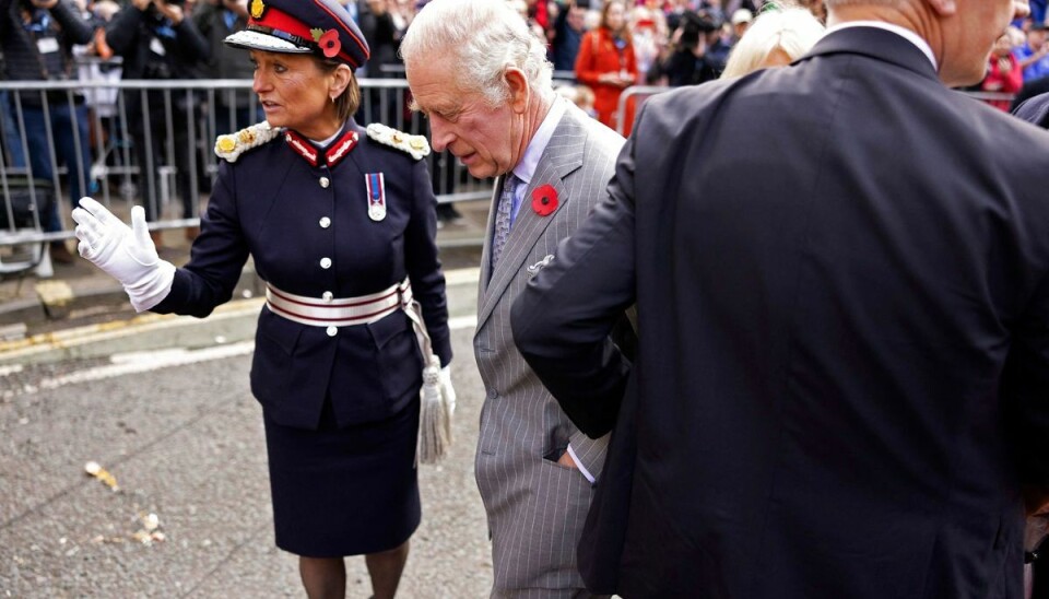 En mand kastede æg efter det britiske kongepar, da de lagde vejen forbi York i det nordlige England onsdag. Manden blev anholdt af politiet.