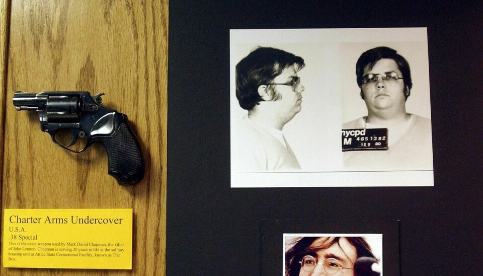 På billedet her ses Mark David Chapman (øverst) som han så ud i 1980, John Lennon samt den pistol, derblev benyttet ved mordet.