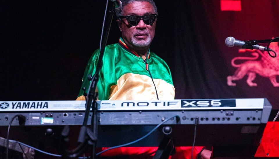 Tyrone Downie i sit rette element - bag keyboardet Tyrone Downie i sit rette element - bag keyboardet