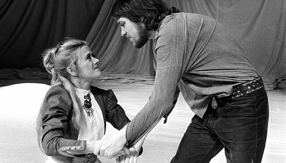 Frøydis Armand ses her på scenen i Nationaltheatret i forestillingen Peer Gynt sammen med Svein SturlaHungnes i 1975.