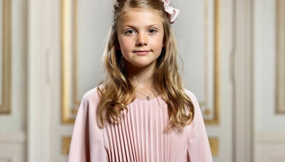10-årige prinsesse Estelle debuterede tirsdag ved et officielt besøg, da hun var med til at byde det hollandske kongepar velkommen til Sverige på slottet i Stockholm.
