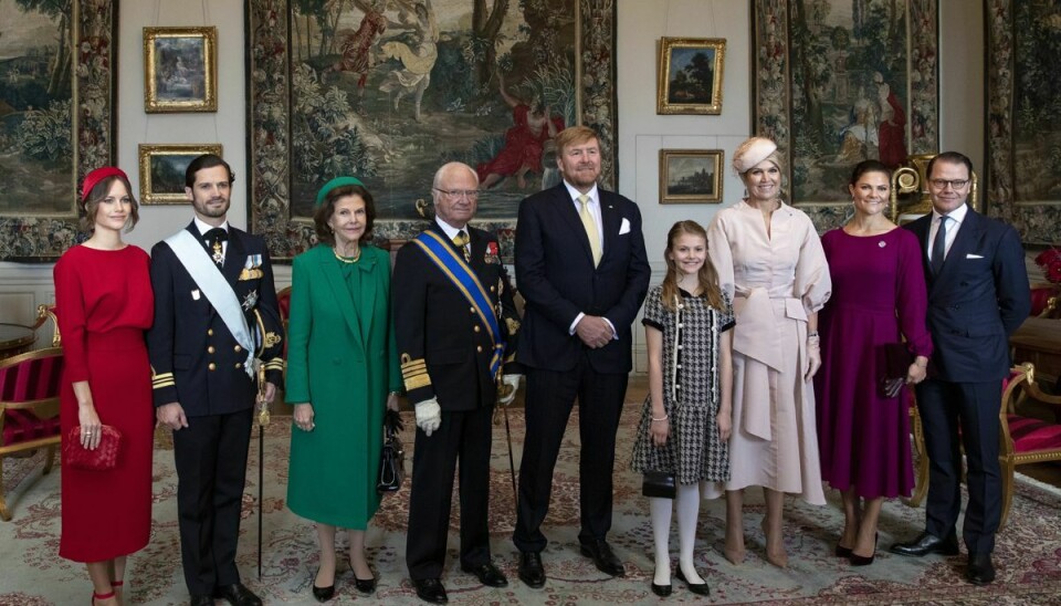De kongelige samlet til gruppefoto på slottet i Stockholm - med prinsesse Estelle stående mellem kong Willem-Alexander og dronning Maxima af Holland.