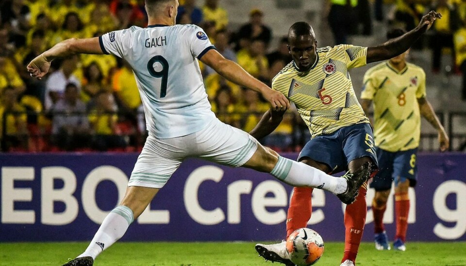 Andres Balanta, i gul spilletrøje og med nummer 5, ses her i en U23 landskamp mellem Colombia og Argentina i 2020.