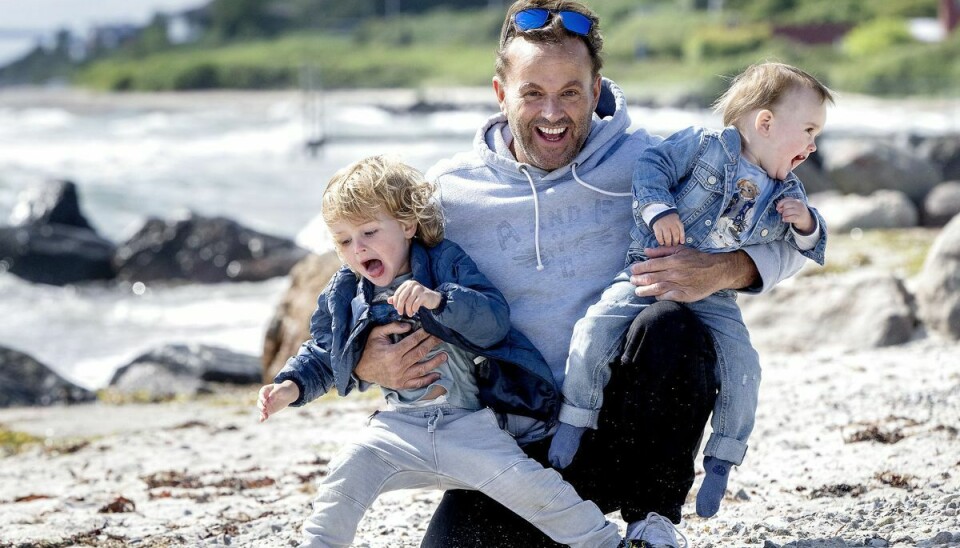 Dennis Knudsen ses her med sine to drenge, Lucas på tre år og Noah på ét, der nu er blevet forenet med deres små tvillingesøstre.