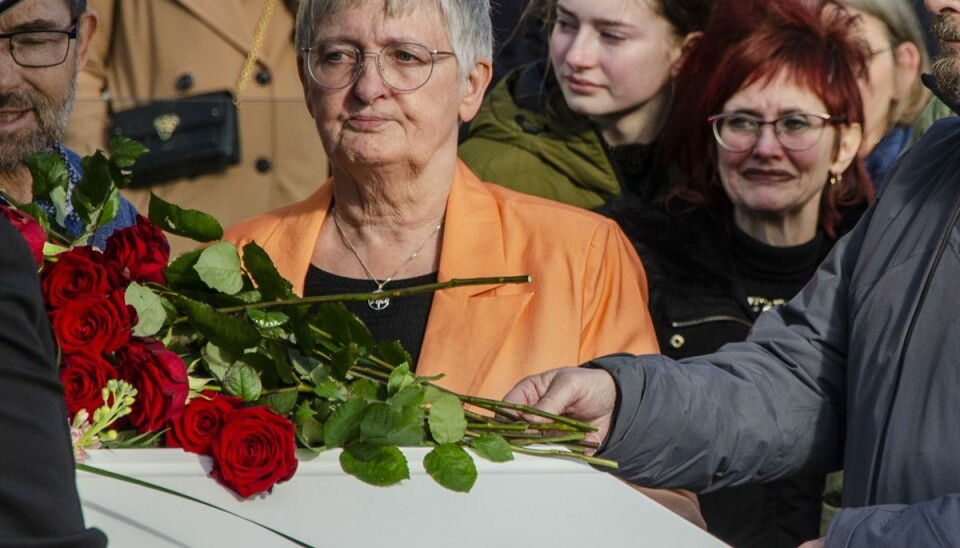 Sussi lagde en rose på Leos kiste, inden den blev kørt væk af rustvognen.