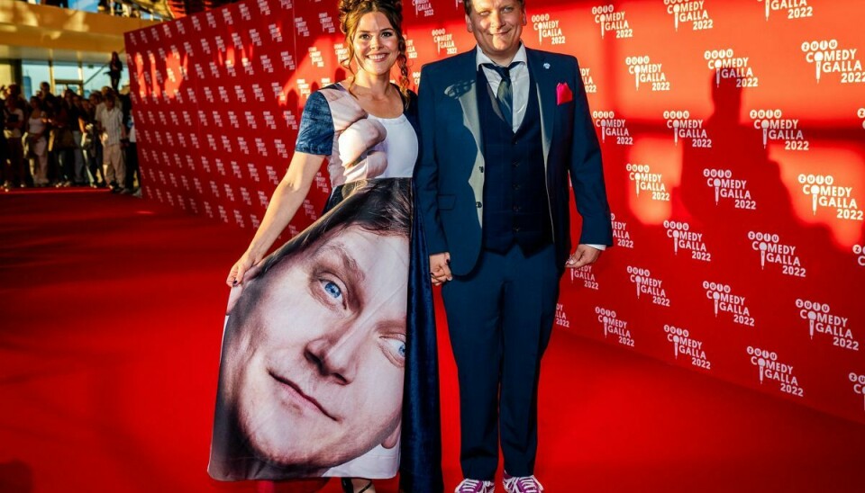 Komikeren Heino Hansen vandt i september prisen som Årets Komiker ved Zulu Comedy Galla. Han bliver den sidste til at modtage den, for TV 2 har besluttet at lukke showet. Heino Hansen ses her på den røde løber med hustruen Cecilia. (Arkivfoto).