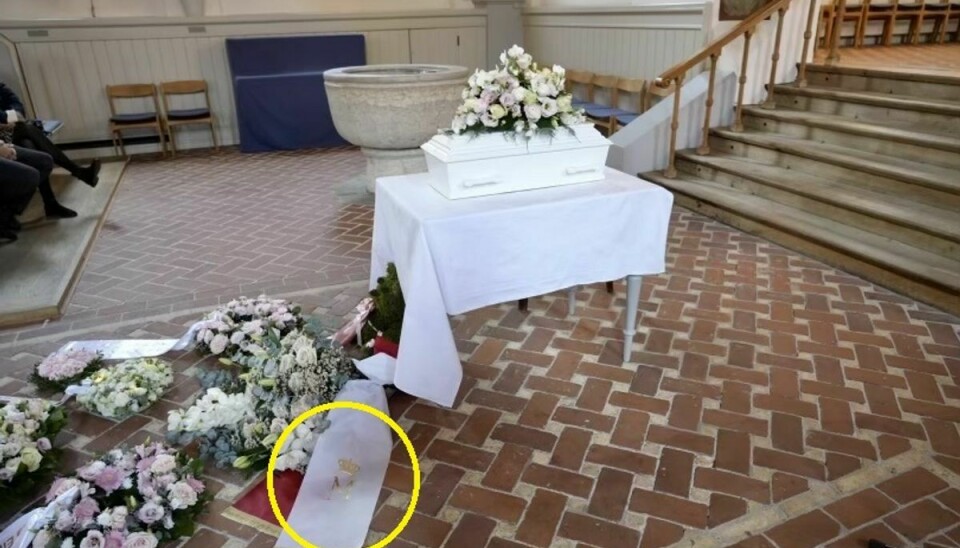 Kransen fra prinsesse Marie, der var forsynet med et bånd med prinsessens monogram, var placeret helt tæt på den lille kiste ved bisættelsen fra fra Skt. Povls Kirke i Korsør.