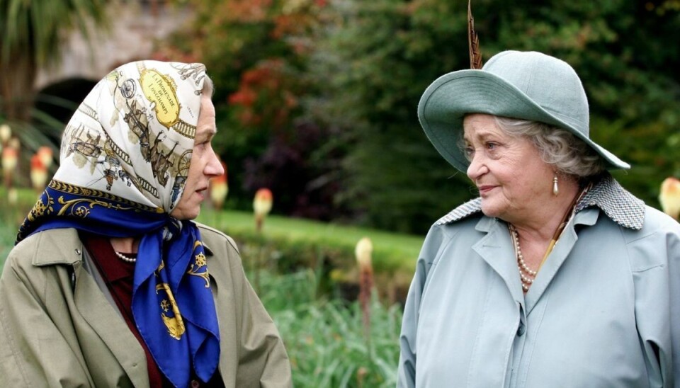 Sylvia Syms spillede over for Helen Mirren i 'The Queen' fra 2006 og har også medvirket i seersuccesen 'Eastenders'. Sylvia Syms spillede over for Helen Mirren i 'The Queen' fra 2006 og har også medvirket i seersuccesen 'Eastenders'.