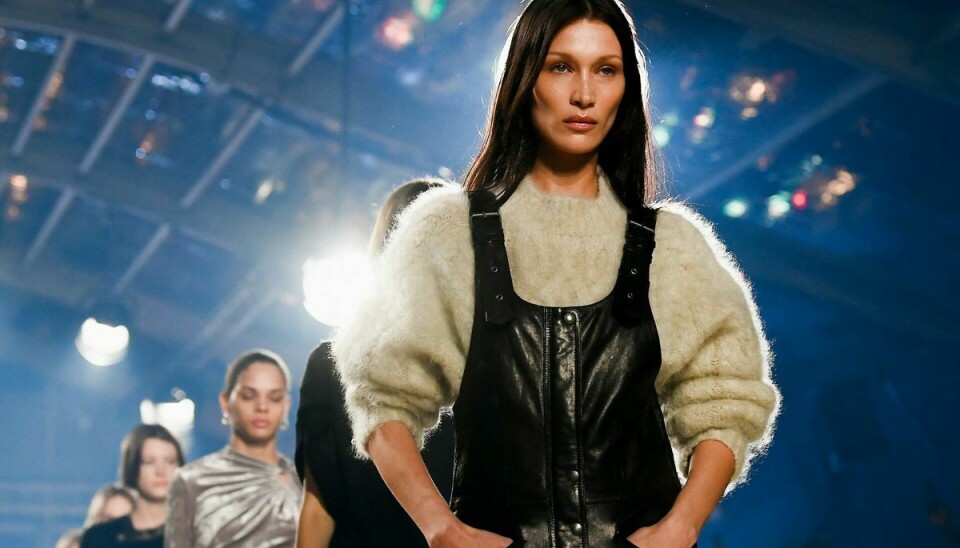 Bella Hadid ses her på catwalken - med sit lange mørke hår - under Fashionn Week i Paris i marts 2022.
