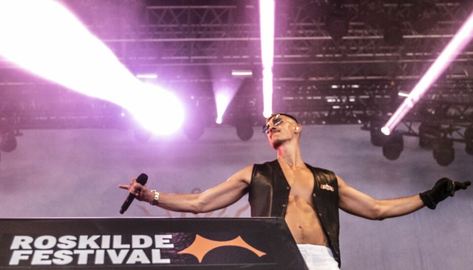 Tobias Rahim spillede for et fyldt Arena-telt på Roskilde Festival i 2022. Han vender tilbage i 2023. Denne gang på Orange Scene, der er den største scene på festivalen.