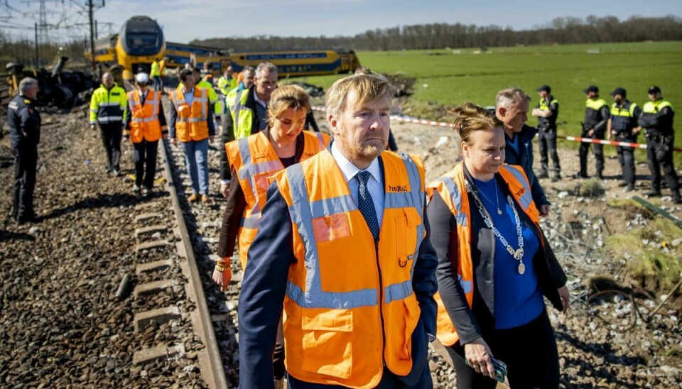 Den hollandske konge Willem-Alexander besøger ulykkesstedet i Voorschoten, Holland, tirsdag den 4. april. Lokoføreren døde ved ulykken.