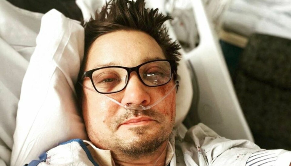 Jeremy Renner har postet flere billeder fra sygelejet på Instagram.