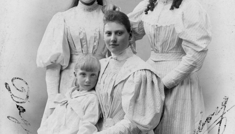 Prinsesse Louise, gift med Friedrich (Frederik red.) af Schaumburg-Lippe, med børnene Ingeborg, Thyra og Dagmar. Prinsesse Louise, gift med Friedrich (Frederik red.) af Schaumburg-Lippe, med børnene Ingeborg, Thyra og Dagmar.
