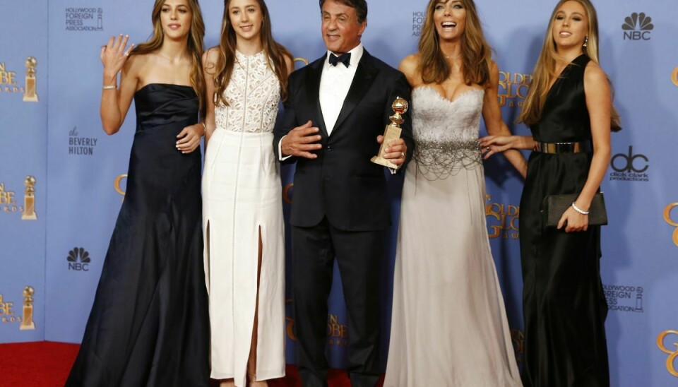 Sylvester Stallone ses her flankeret af sin hustru og parrets tre døtre. Fra venstre er det 24-årige Sistine, scarlet på 20 år, hustuen Jennifer Flavin og 26-årige Sophia.
