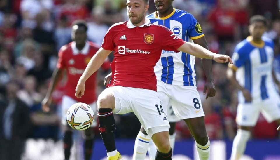 Enock Mwepu ses her bag danske Christian Eriksen i en kamp mellem Manchester United og Brighton & Hove Albion på Old Trafford den 7. august i år. Enock Mwepu ses her bag danske Christian Eriksen i en kamp mellem Manchester United og Brighton & Hove Albion på Old Trafford den 7. august i år.