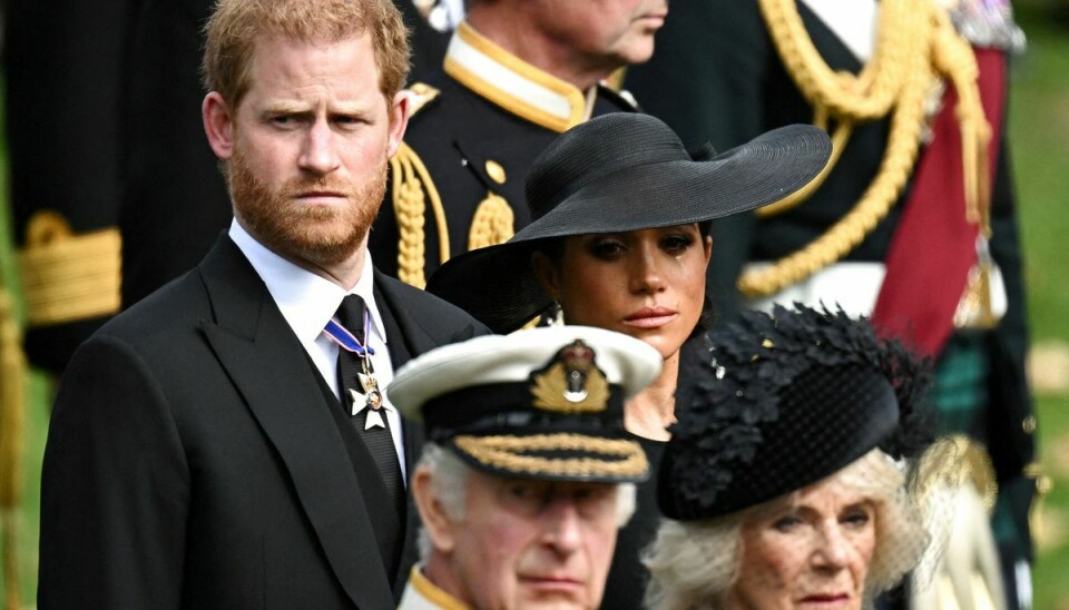 Harry og Meghan ses her sammen med kong Charles og dronninggemalinde Camilla ved dronning Elizabeths begravelse den 19. september.