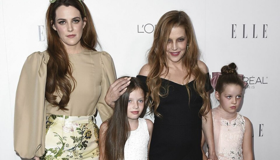 Lisa Presley ses her sammen med de tre døtre 33-årige Riley Keough og de 14-årige tvillinger Finley og Harper Lockwood.