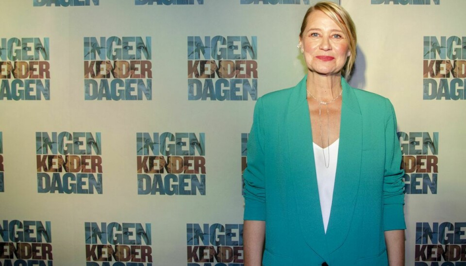 Trine Dyrholm var klædt i turkis blazer på den røde løber ved mandag aftens premiere på filmen 'Ingen kender dagen' i Grand Teatret i København.